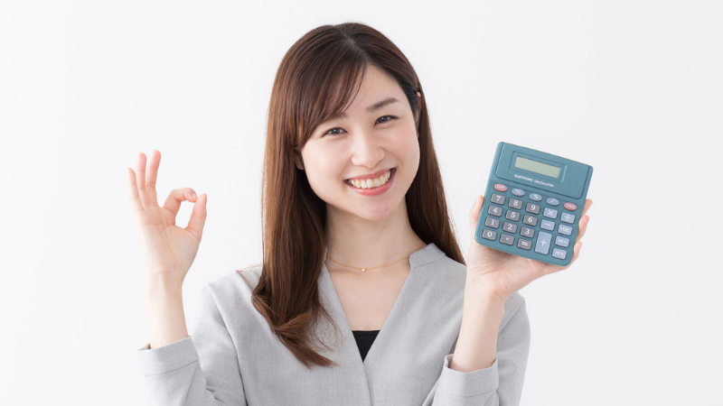電卓を持った笑顔の女性
