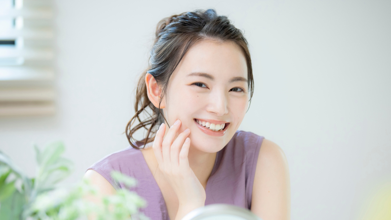 歯を見せて笑う女性