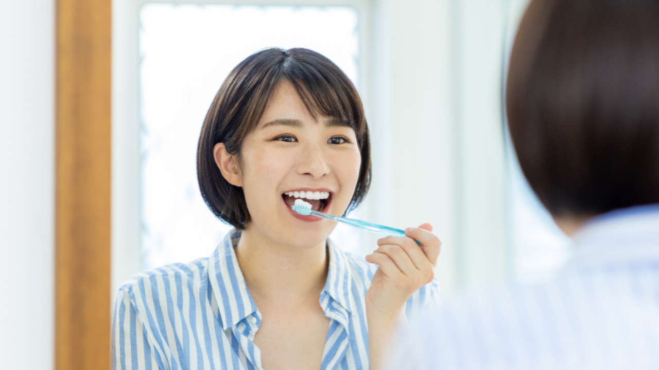 歯磨きをする女性
